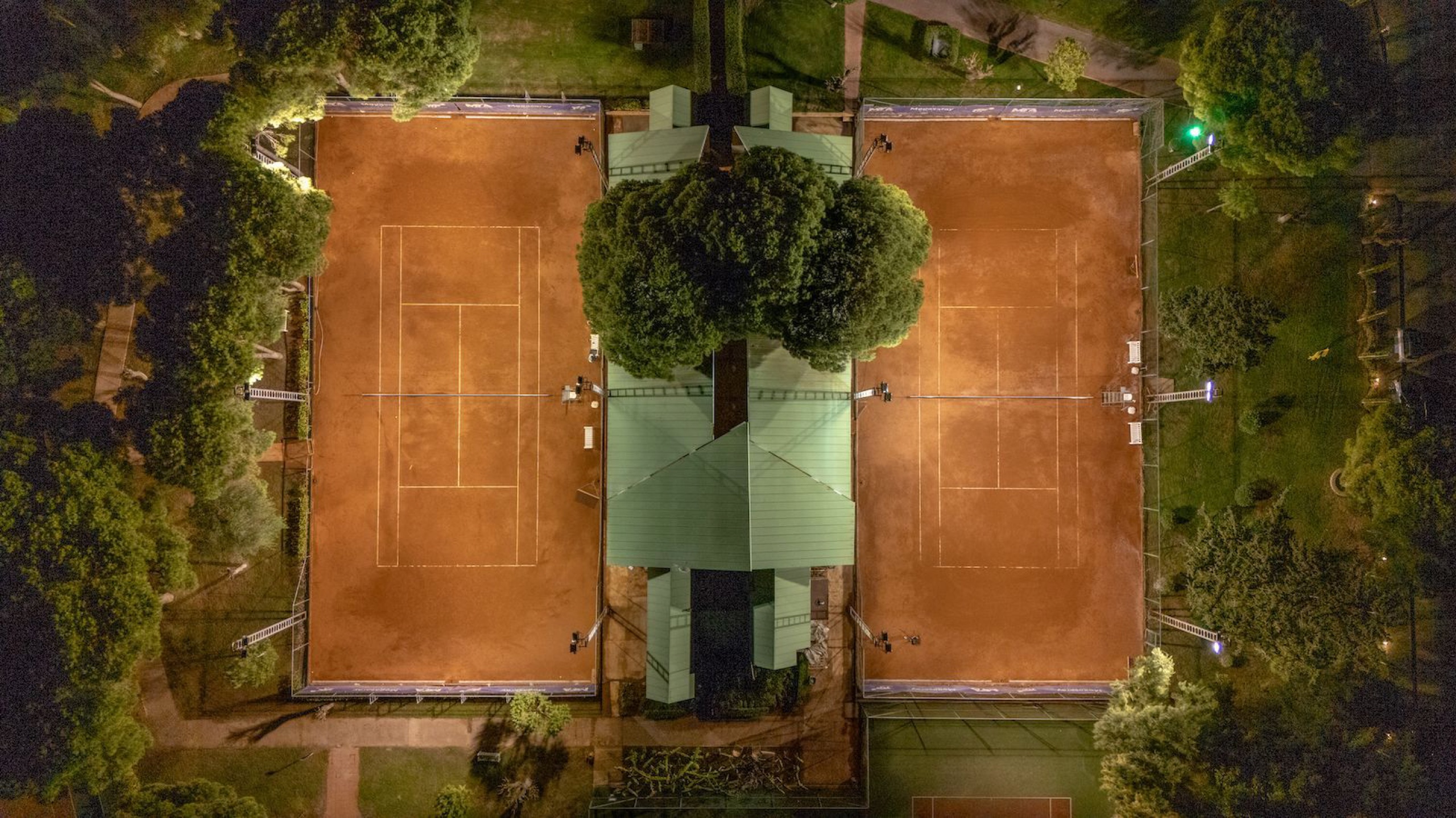 Hotel racket sports facilities